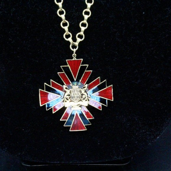 Unsigned Reinad Sunburst Maltese Cross Shield Crest Coat of Arm Necklace - Picture 7 of 8